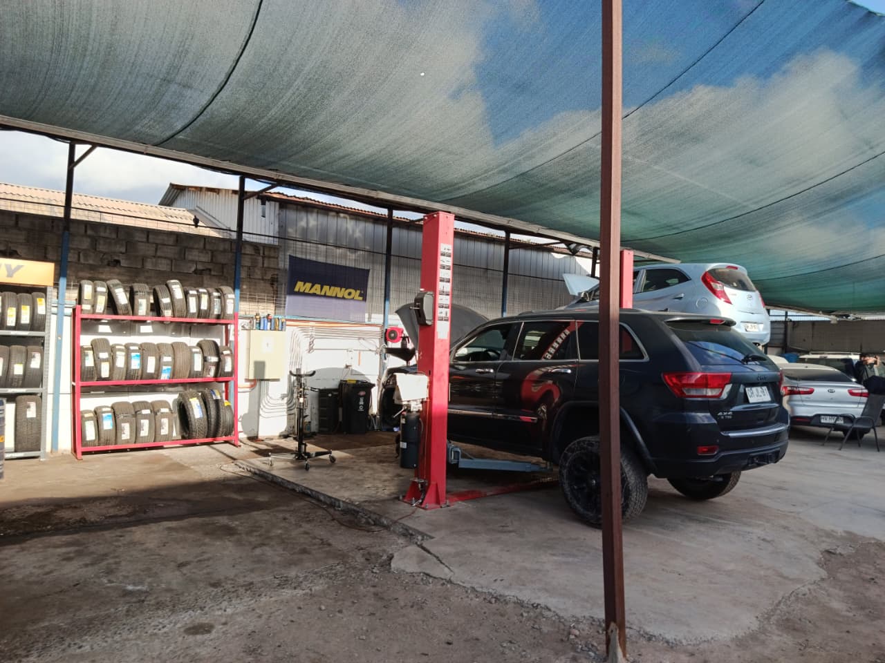 Vehículos en mantenimiento en el taller C&M CarService en La Serena
